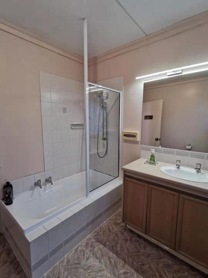 דנידין Large Private Room In Modern Stylish House מראה חיצוני תמונה